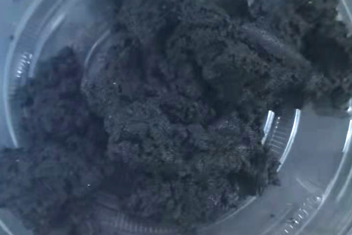 污泥烘干機(jī)系統(tǒng)適合于粘性較大的各種污泥干燥，可將含水85％左右的濕污泥脫水到50%左右再烘干成為含水10％以下的干粉