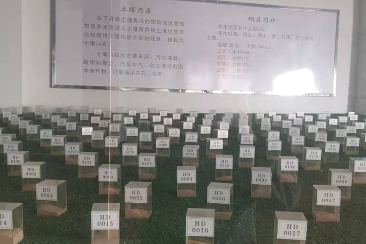 來自礦產(chǎn)開發(fā)、洗選加工過程中產(chǎn)生的大量粘土、泥土礦沙由于持水性高、粘度大、易抱團(tuán)結(jié)塊給后續(xù)物料磨粉、焙燒等工序造成不良影響，烘干機(jī)廠家鄭州東鼎干燥針對此類物料干燥及應(yīng)用特
