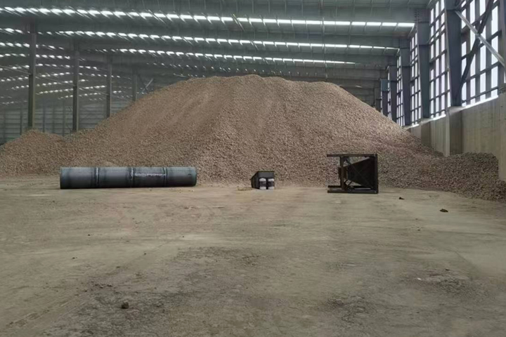 礦石烘干機(jī)是東鼎干燥針對冶金建材行業(yè)推出的專用烘干設(shè)備，具有產(chǎn)能大、耐磨損、熱能消耗低、自動化程度高的特點(diǎn)。