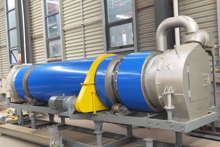 氧化鋁烘干機(jī)根據(jù)氧化鋁物料的水分狀態(tài)、比重、耐受溫度特性進(jìn)行設(shè)計(jì)，采用新型熱風(fēng)烘干技術(shù)，在不改變物料性質(zhì)的情況下，快速蒸發(fā)掉物料中多余水分。