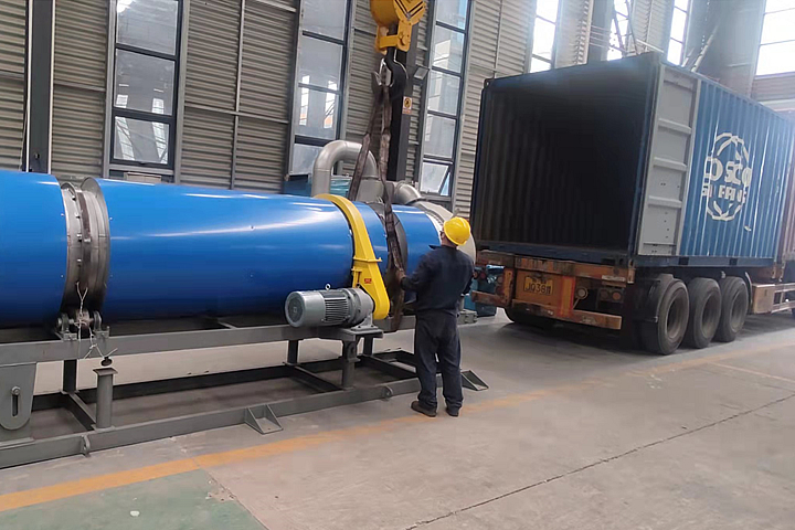 氧化鋁烘干機(jī)根據(jù)氧化鋁物料的水分狀態(tài)、比重、耐受溫度特性進(jìn)行設(shè)計(jì)，采用新型熱風(fēng)烘干技術(shù)，在不改變物料性質(zhì)的情況下，快速蒸發(fā)掉物料中多余水分。