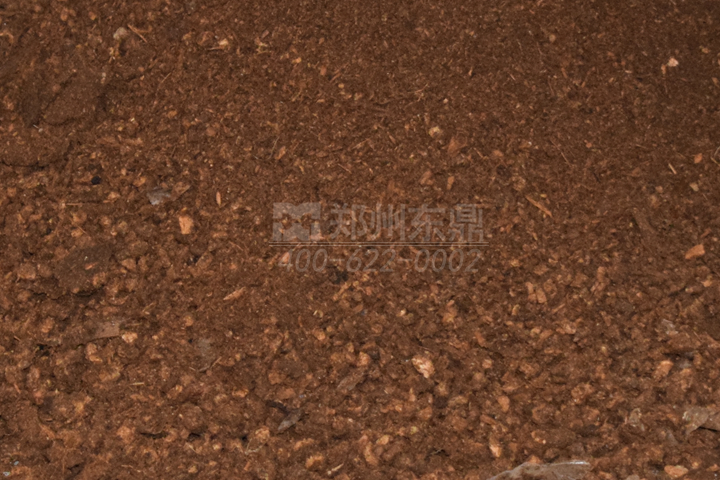 菌菇渣烘干機(jī)通過(guò)熱能轉(zhuǎn)換快速將菌渣中的多余水分脫除，改善了菌渣的儲(chǔ)裝運(yùn)特性。
