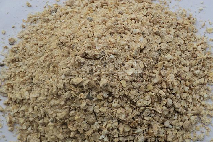 菌菇渣烘干機(jī)通過(guò)熱能轉(zhuǎn)換快速將菌渣中的多余水分脫除，改善了菌渣的儲(chǔ)裝運(yùn)特性。